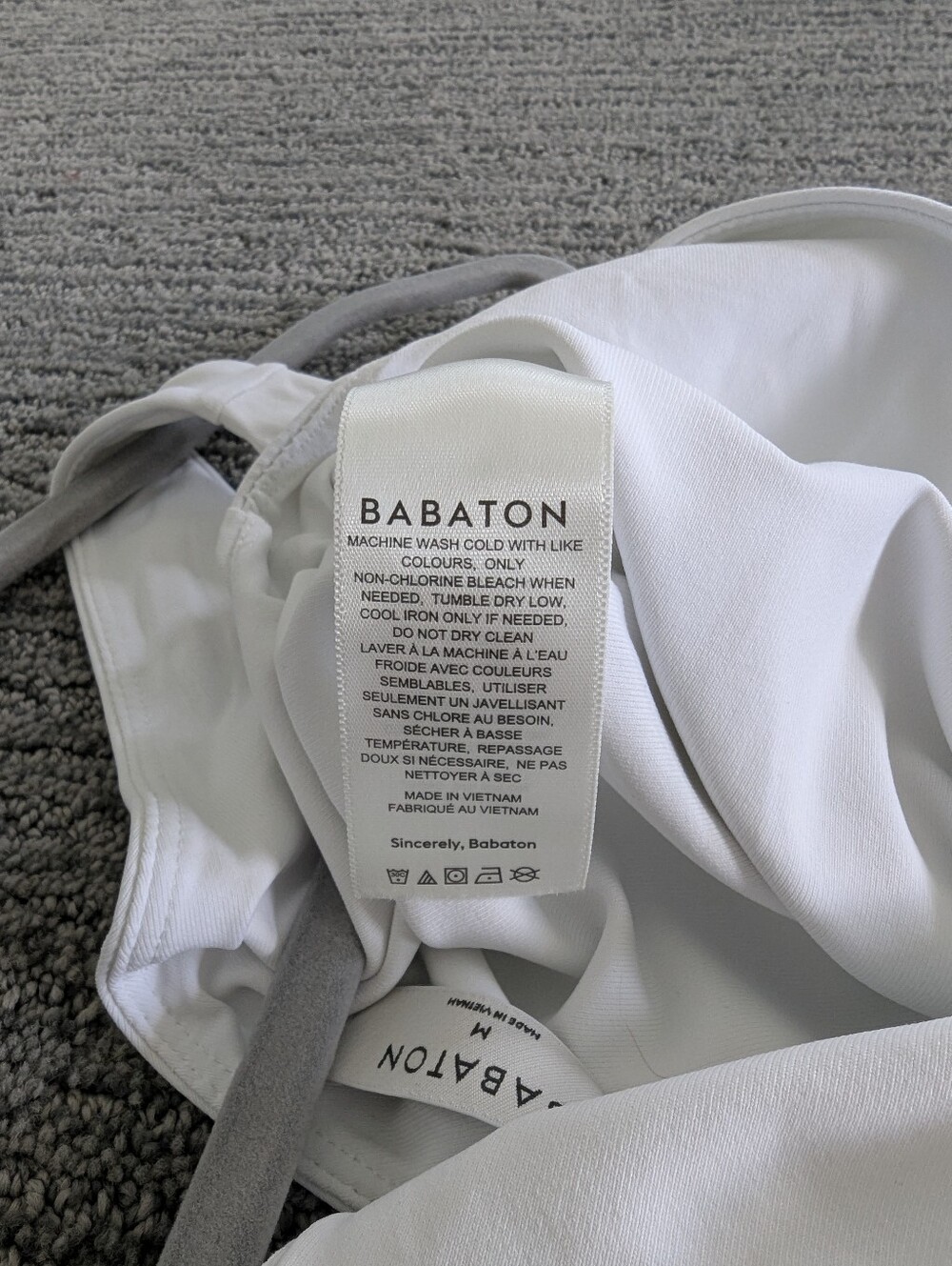 Aritzia Babaton Contour V-Neck Bodysuit Thong Cut - Picture 8 of 9